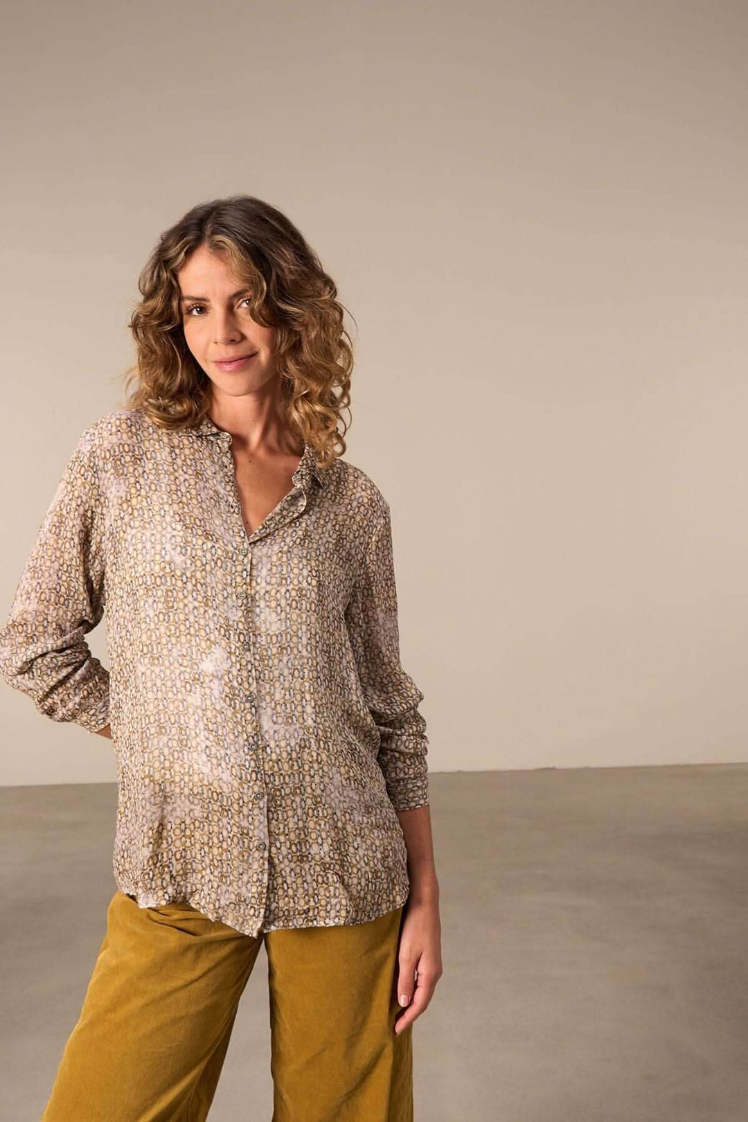 Chemise semi transparente à manches longues en chiffon, imprimé élégant, associée à un pantalon ajusté.