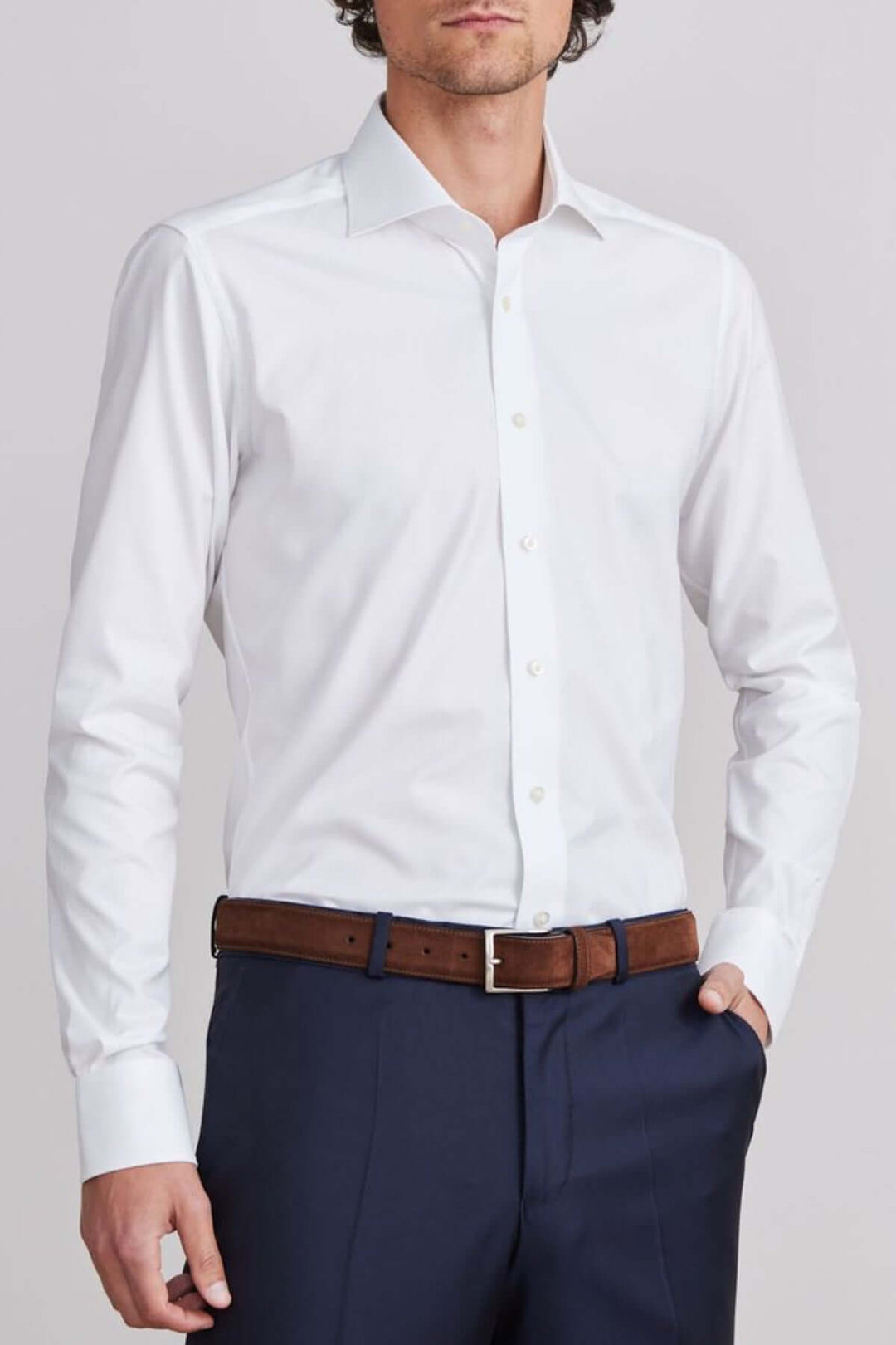 Chemise simple blanche pour homme, coupe ajustée, col classique, idéale pour le travail et événements formels.