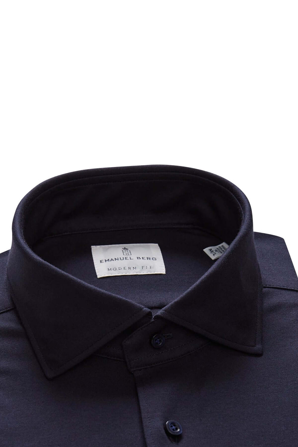 Col structuré d'une chemise élégante, textile moderne et sobre, parfaite pour des occasions formelles.