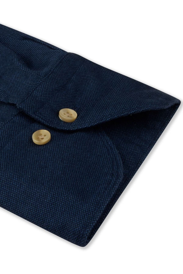 Manchette chemise sport en coton bleu avec fermeture boutonnée, idéale pour un style élégant et décontracté.