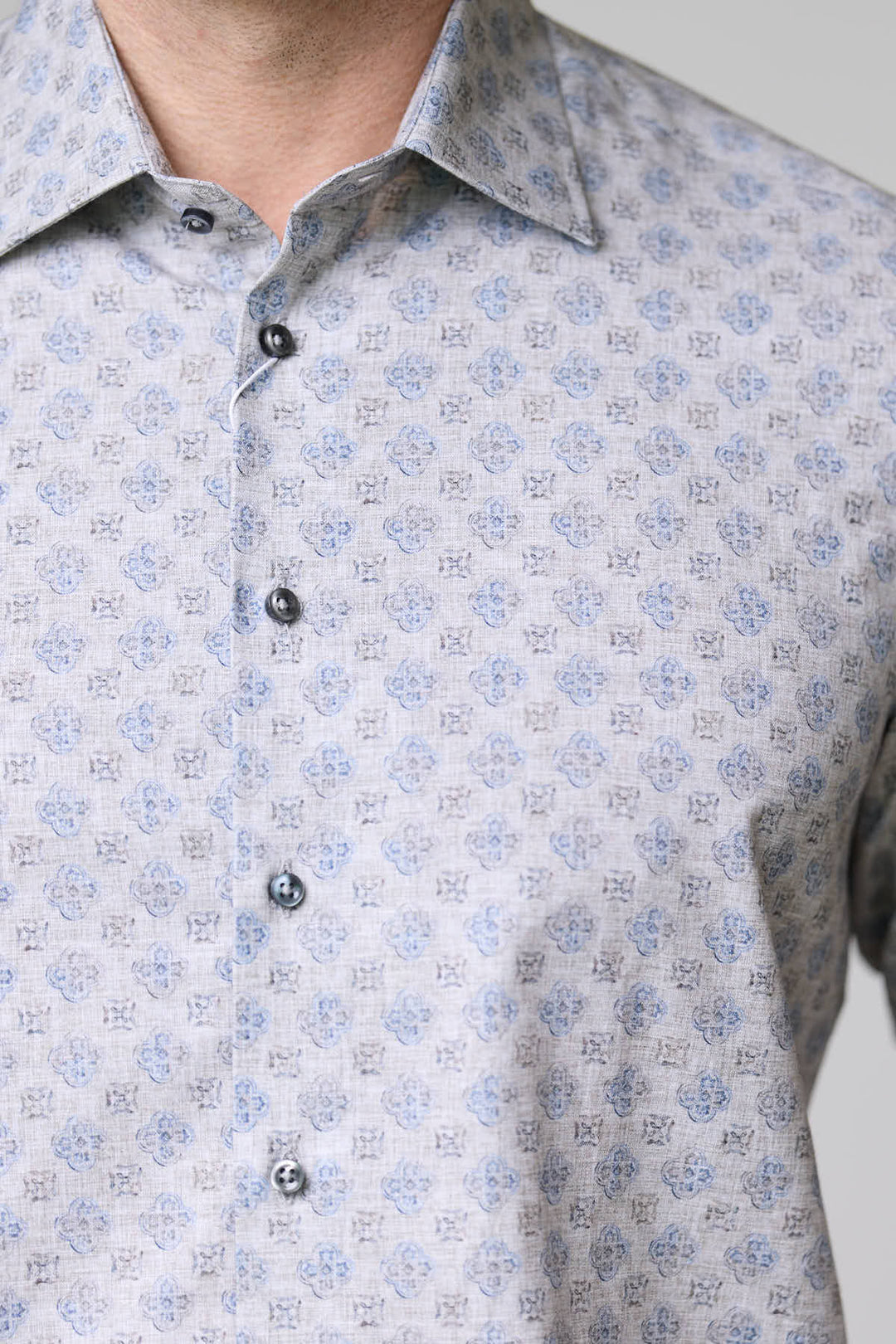 Chemise sport à motif géométrique bleu pâle avec col semi-rigide et boutons contrastants, élégante et confortable en coton doux.