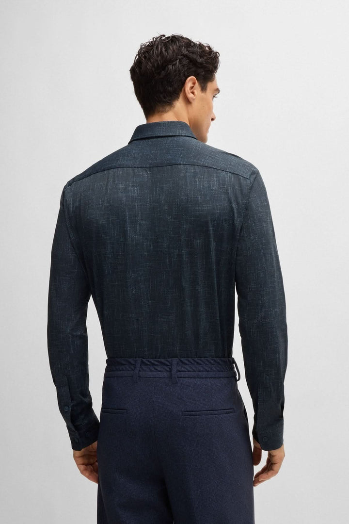 Vue arrière d'une chemise BOSS en tissu extensible, style contemporain, portée par un homme.