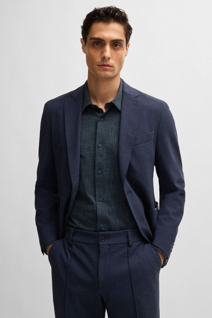 Homme en costume avec une chemise tissu extensible BOSS, look moderne et élégant, style contemporain.