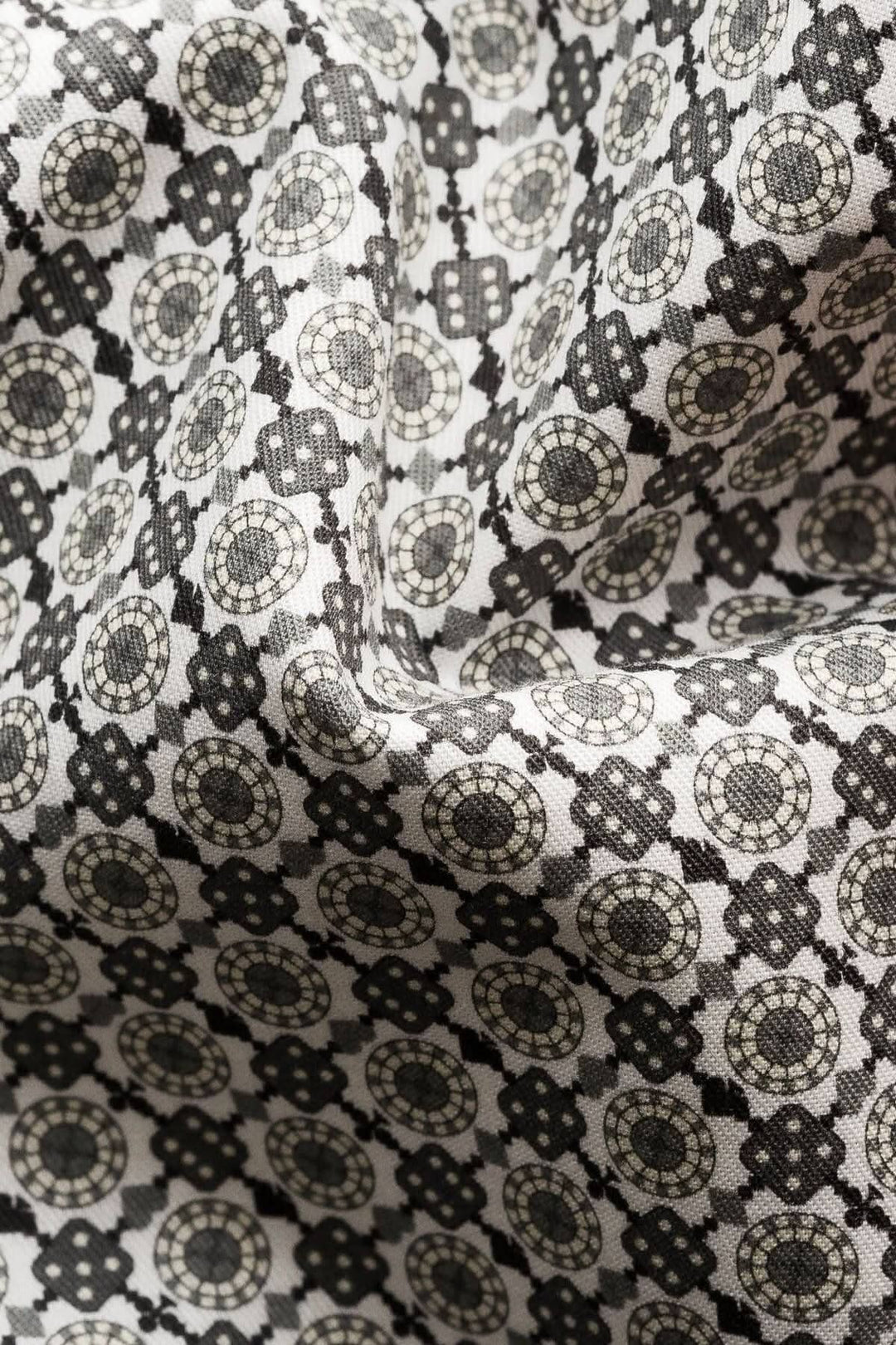 Tissu avec imprimé géométrique en mosaïque noir et beige pour chemise élégante.