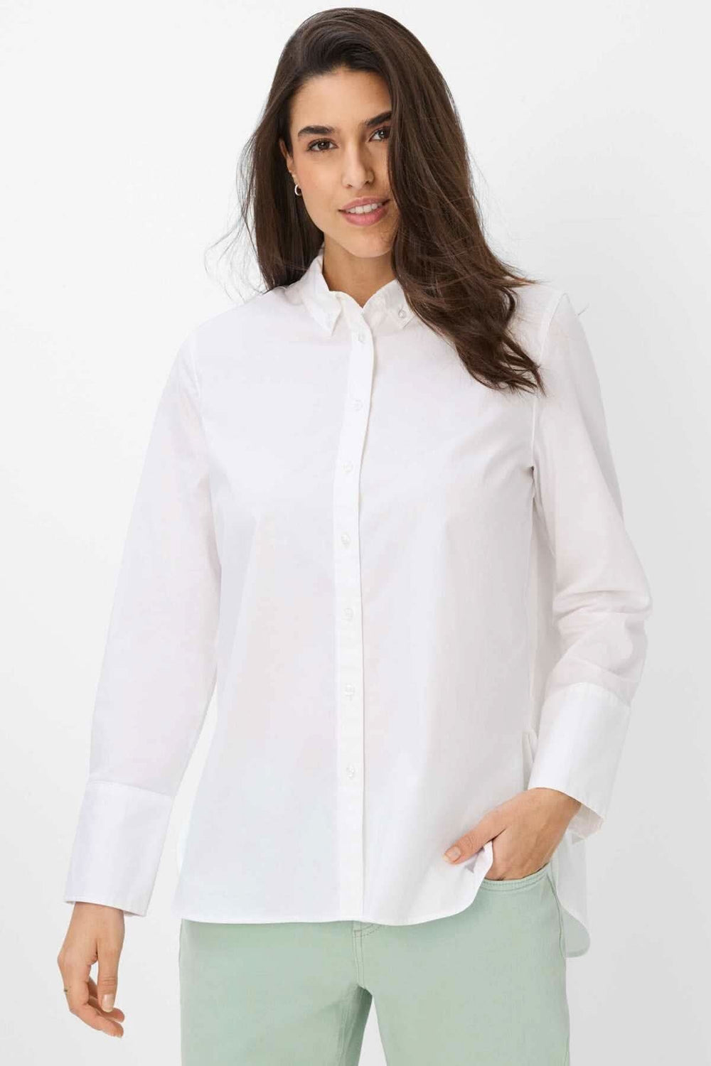 Chemisier classique VIKI: chemisier blanc à manches longues, col boutonné et coupe légèrement évasée.