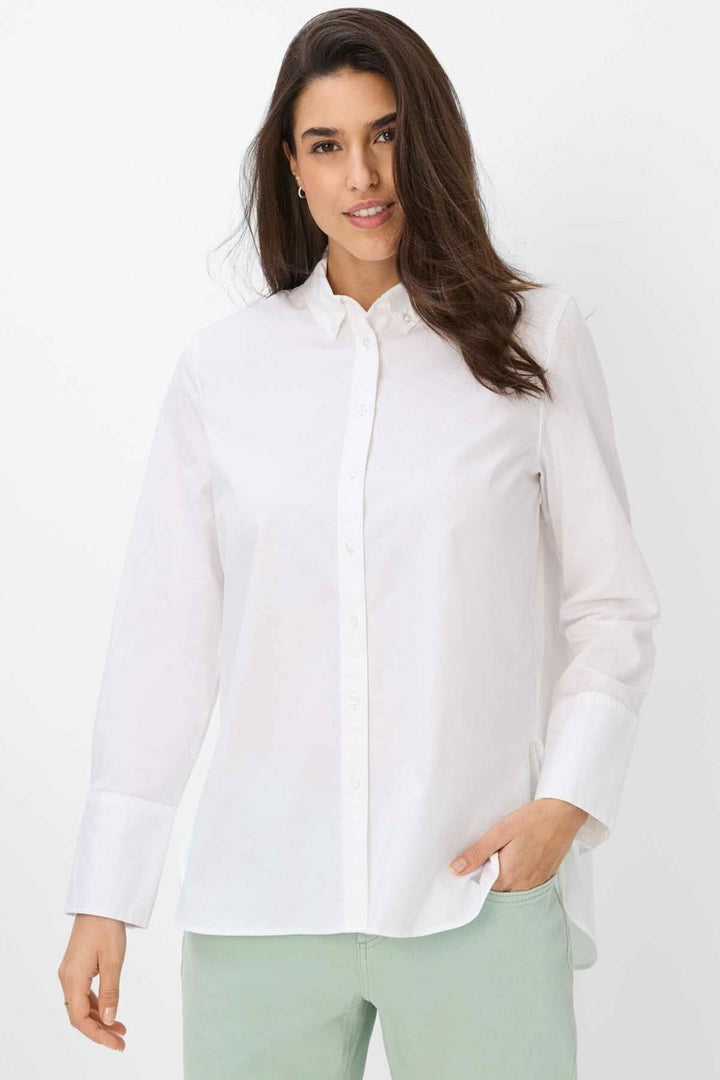 Chemisier classique VIKI: chemisier blanc à manches longues, col boutonné et coupe légèrement évasée.