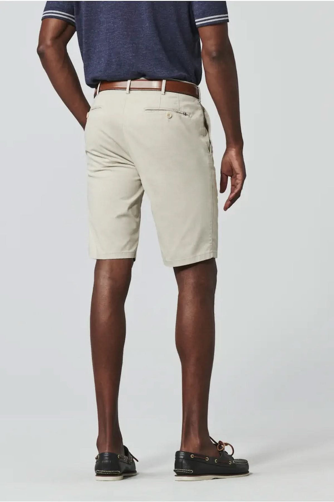 Chino bermuda beige pour homme, coupe droite, résistant et confortable, idéal pour les occasions décontractées et élégantes.