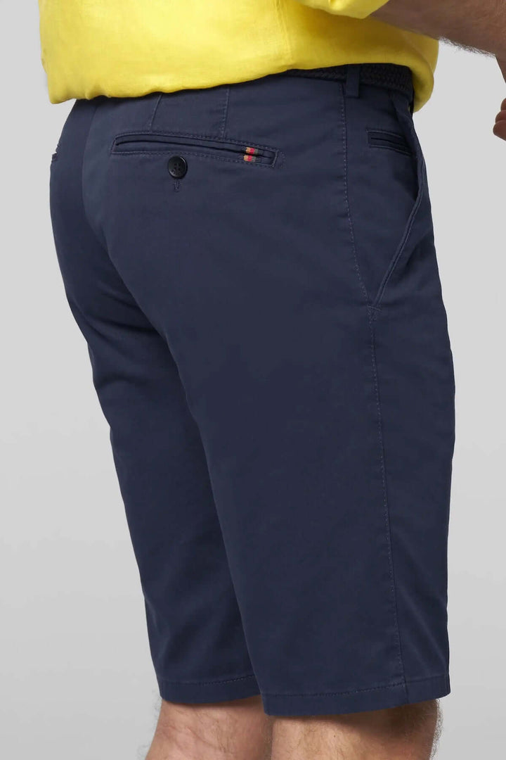 Chino bermuda en toile bleu marine, confortable, avec poches discrètes, parfait pour l&