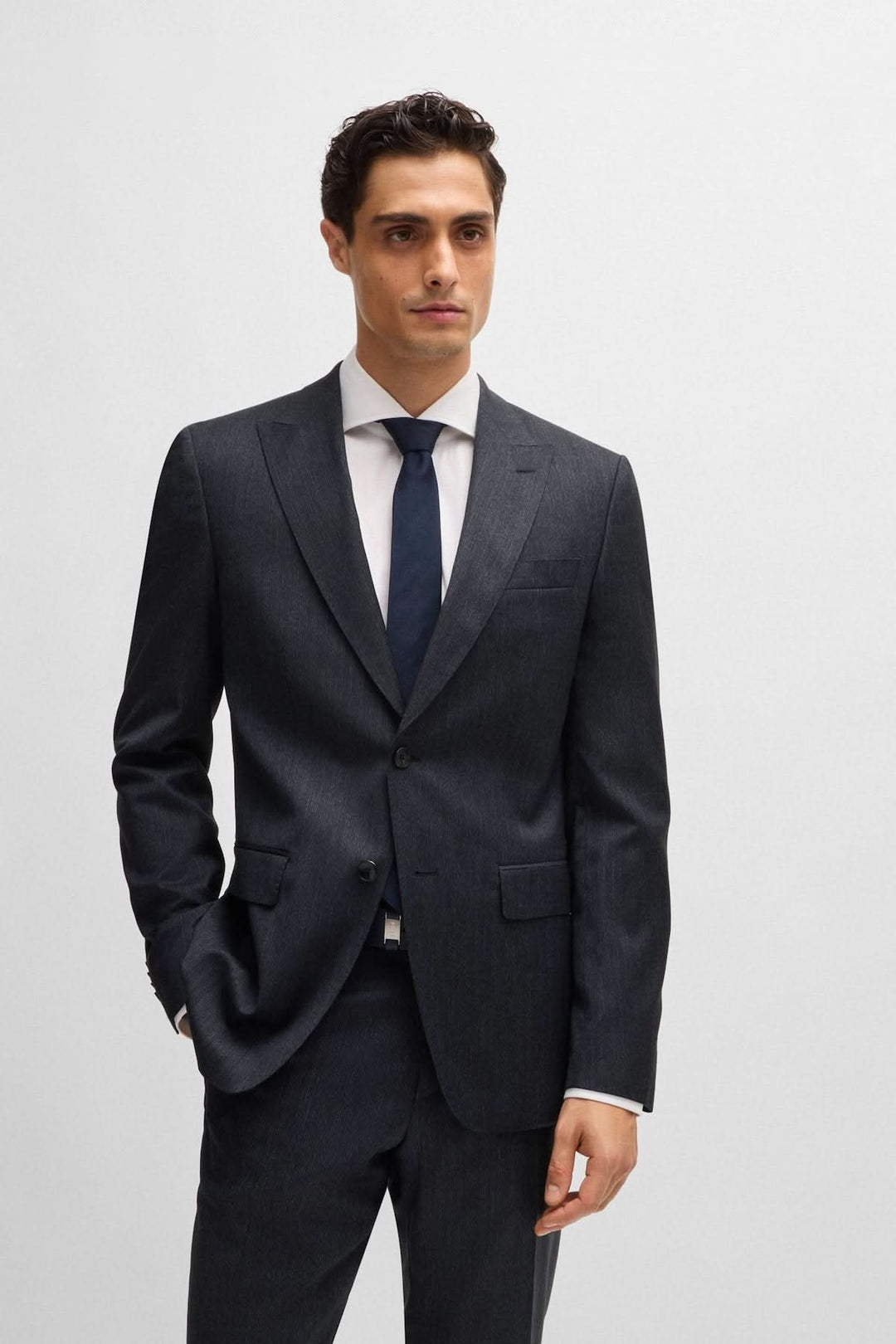 Complet slim à micro-motifs, élégant et moderne, porté par un homme en costume avec cravate.