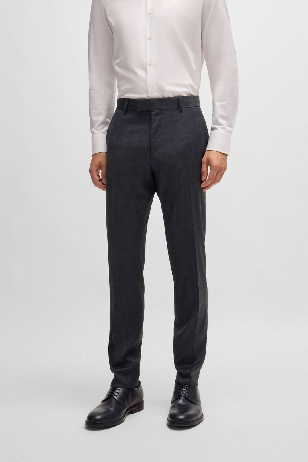 Pantalon slim gris à micro-motifs, élégant et moderne, adapté pour des occasions professionnelles.