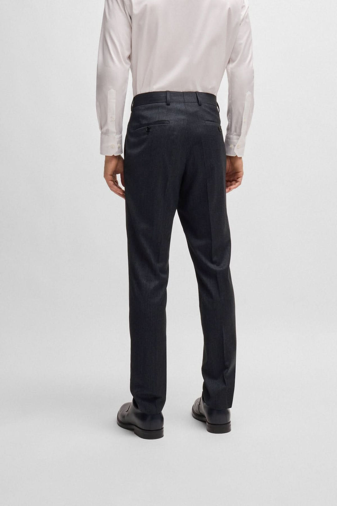 Vue arrière d'un pantalon slim moderne en tissu stretch, parfait pour un look professionnel.