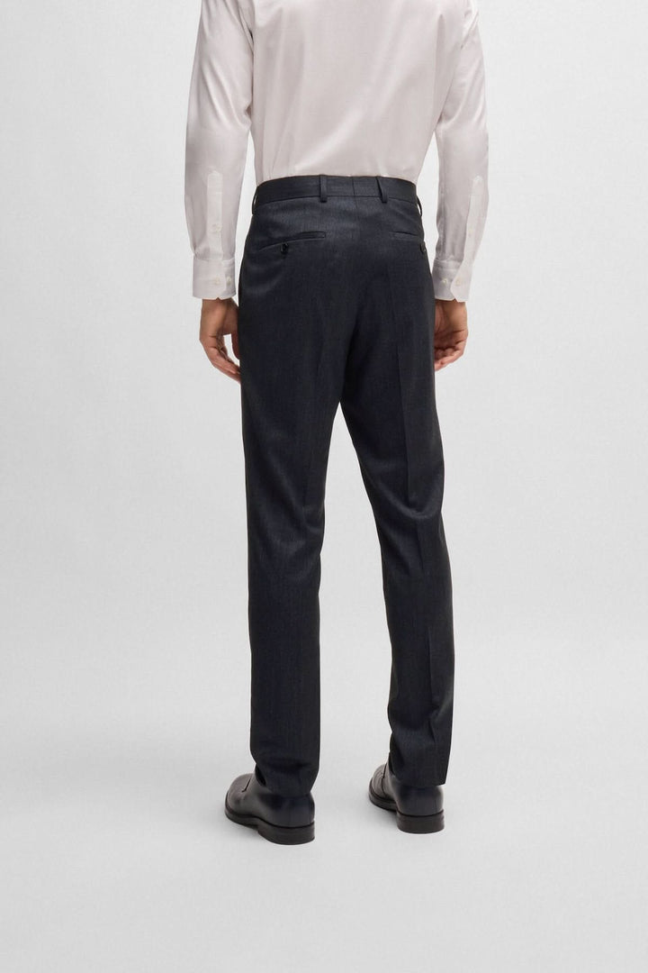 Vue arrière d'un pantalon slim moderne en tissu stretch, parfait pour un look professionnel.