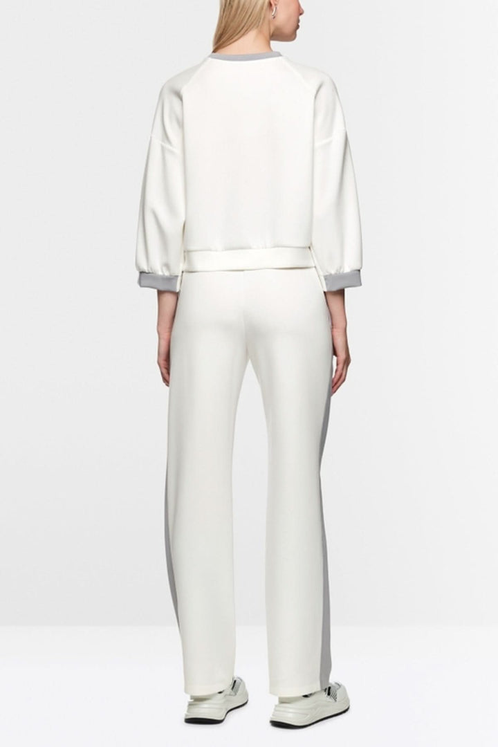 Coton ouaté décontracté avec manches bouffantes et logo Marc Cain Sports, arrière du modèle montrant coupe ample et coutures contrastées.