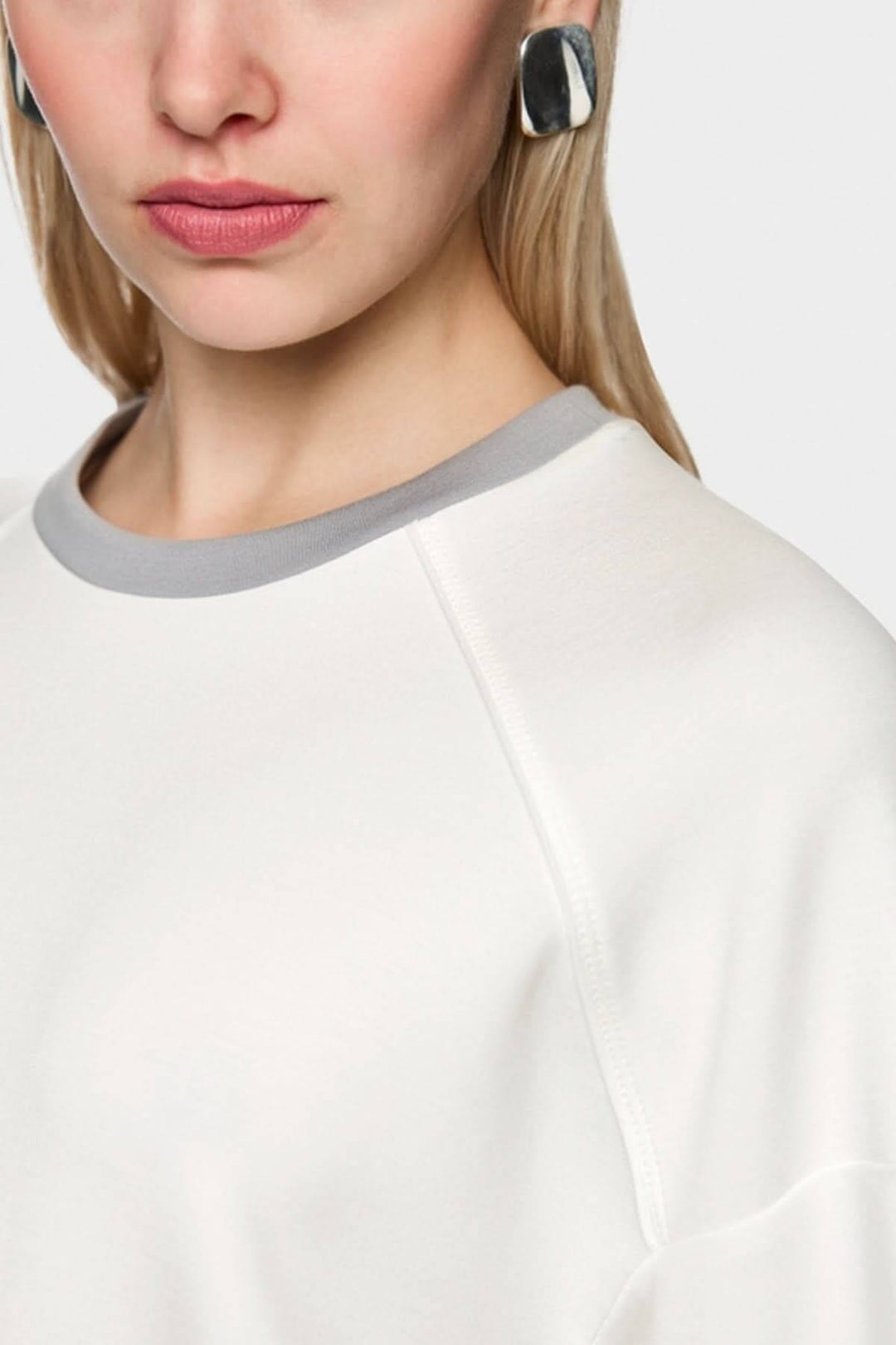Coton ouaté décontracté blanc avec col gris pour femme et manches 3/4, détail couture contrastée.
