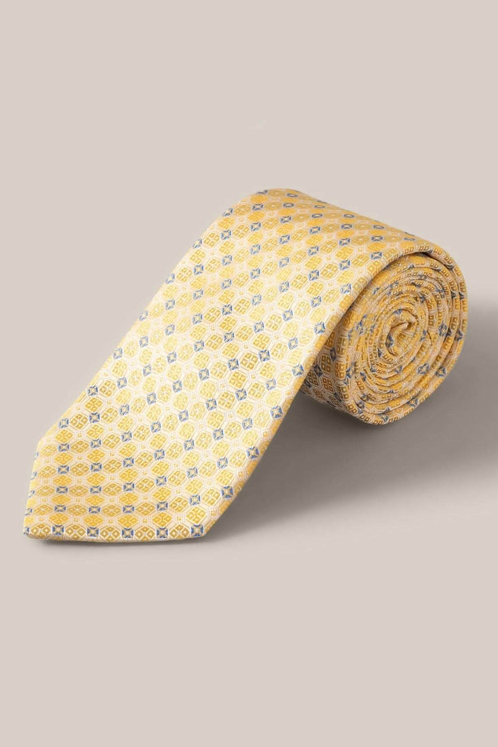 Cravate de soie jaune avec motifs géométriques, parfaite pour un look élégant et raffiné.