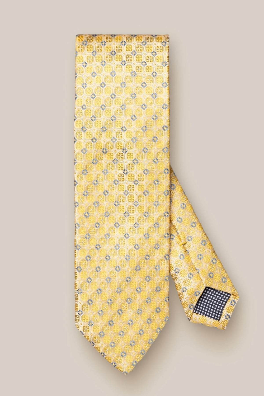 Cravate de soie jaune avec motifs géométriques bleus et dorés, idéale pour des tenues élégantes.