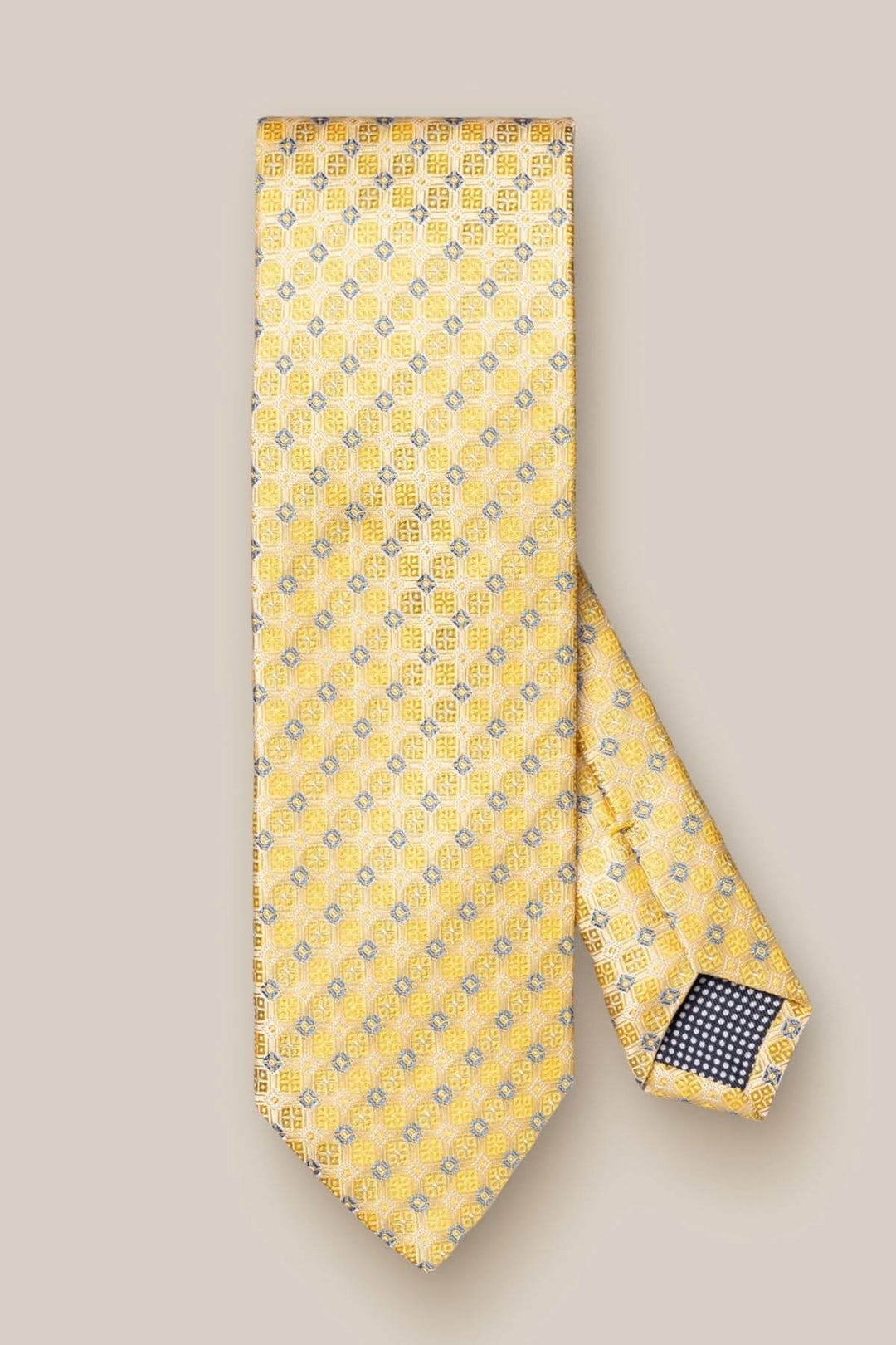 Cravate de soie jaune avec motifs géométriques bleus et dorés, idéale pour des tenues élégantes.