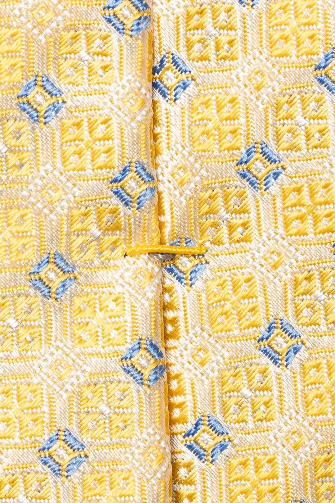 Cravate de soie jaune à motifs géométriques bleus, tissage jacquard élégant, parfaite pour une tenue raffinée.