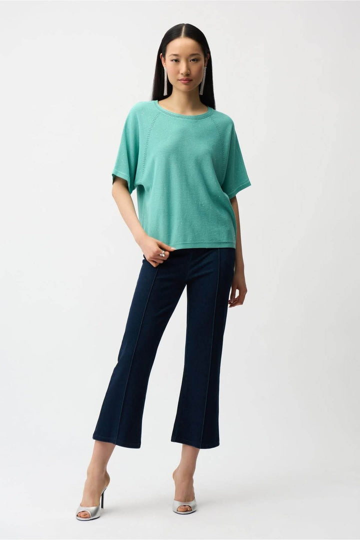Model wearing Denim évasé raccourci with high waist and flattering fit, showcasing modern vertical seams and comfortable stretch fabric.