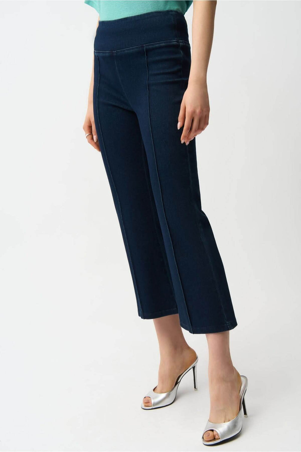 Denim évasé raccourci taille haute, coupe flatteuse avec coutures allongeantes et matière extensible, moderne et élégant.