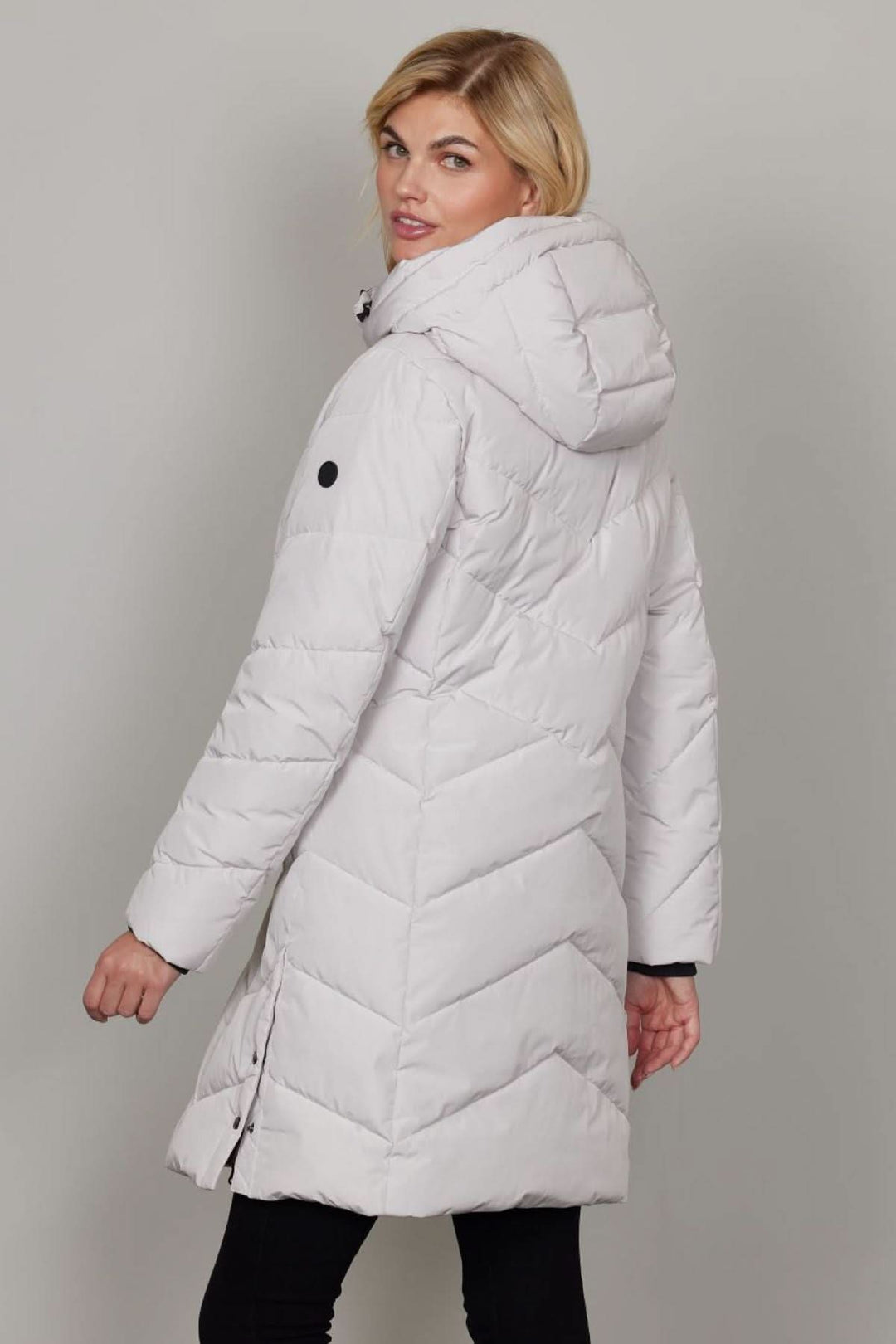 Doudoune matelassée Maya blanche, élégante avec matelassage diagonal et capuche, vue arrière sur modèle féminin.
