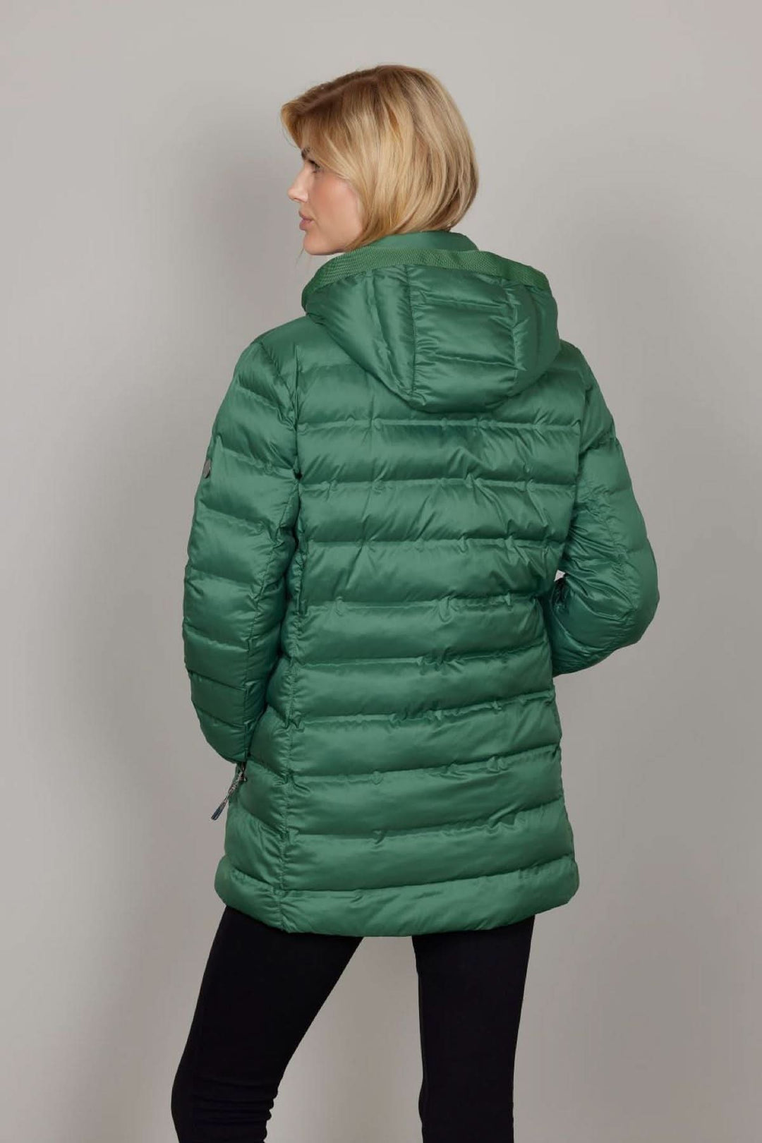 Vue arrière de la Doudoune matelassée Mie verte avec capuche amovible. Élégante et moderne, idéale pour un style chic.