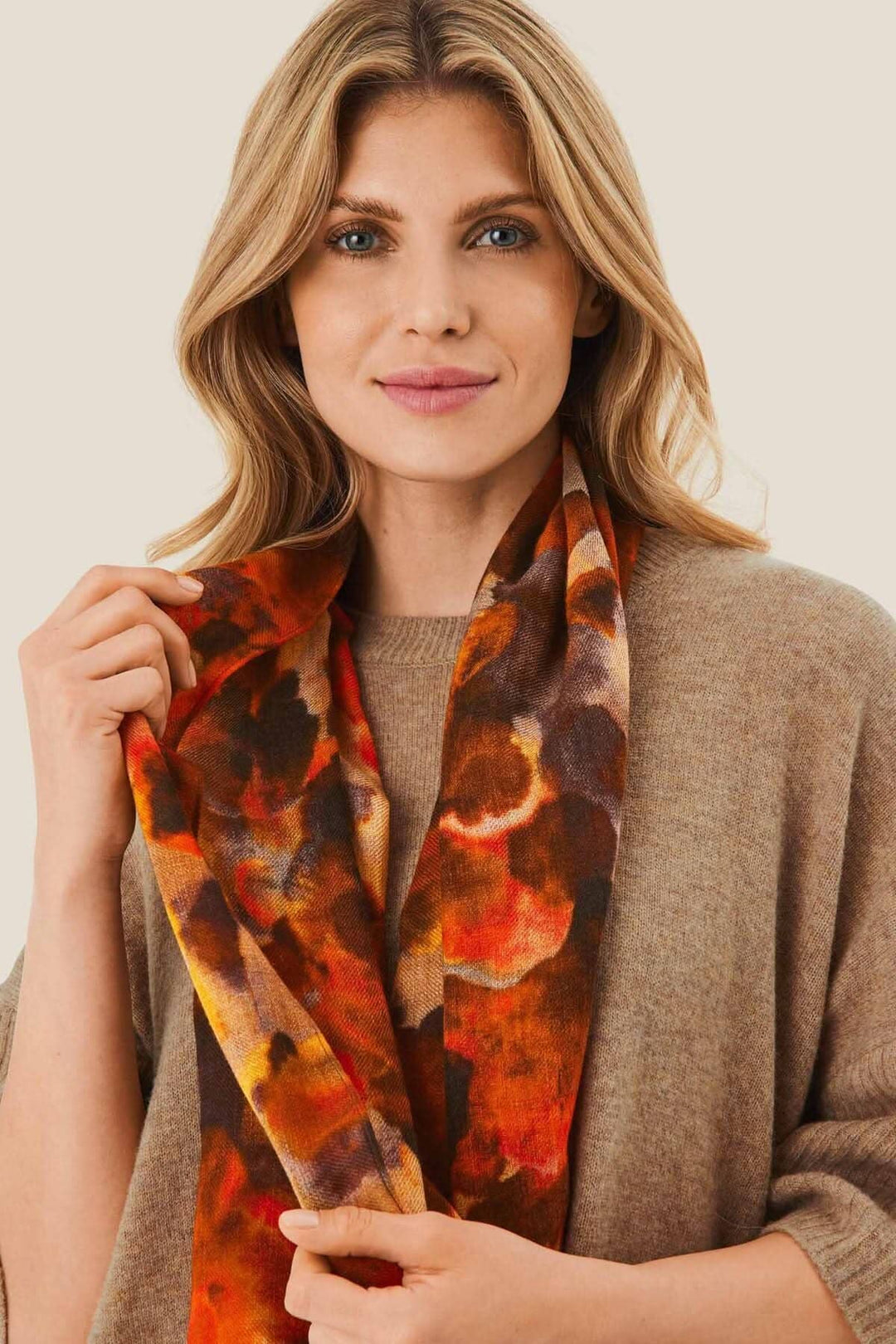 Foulard Adama en laine avec impression aux couleurs brûlées porté par une femme, look féminin et décontracté.