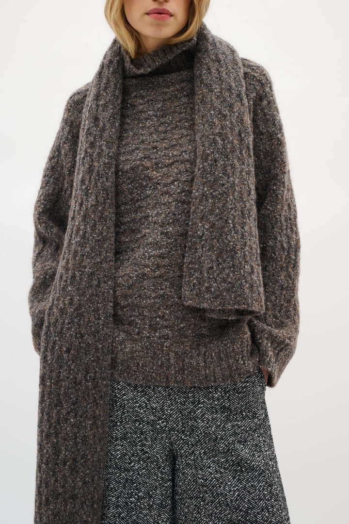 Foulard Graia en maille texturée, long et épais, porté sur un chandail pour un style élégant et moderne, parfait pour la saison froide.
