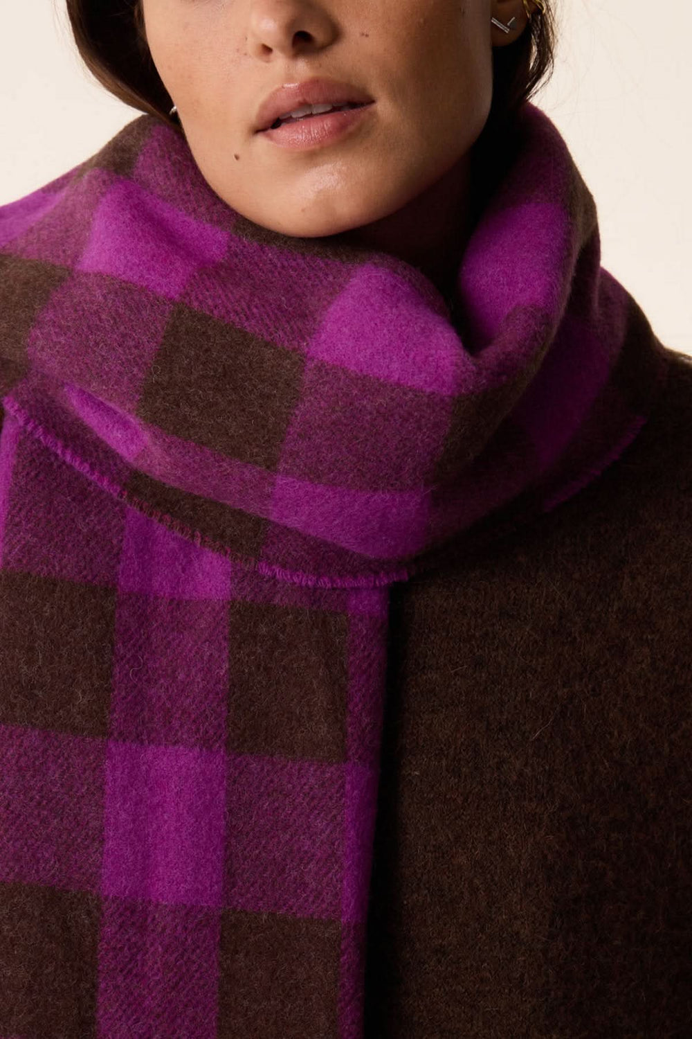 Foulard à carreaux en laine marron et violet, parfait pour ajouter couleur et chaleur à toute tenue.