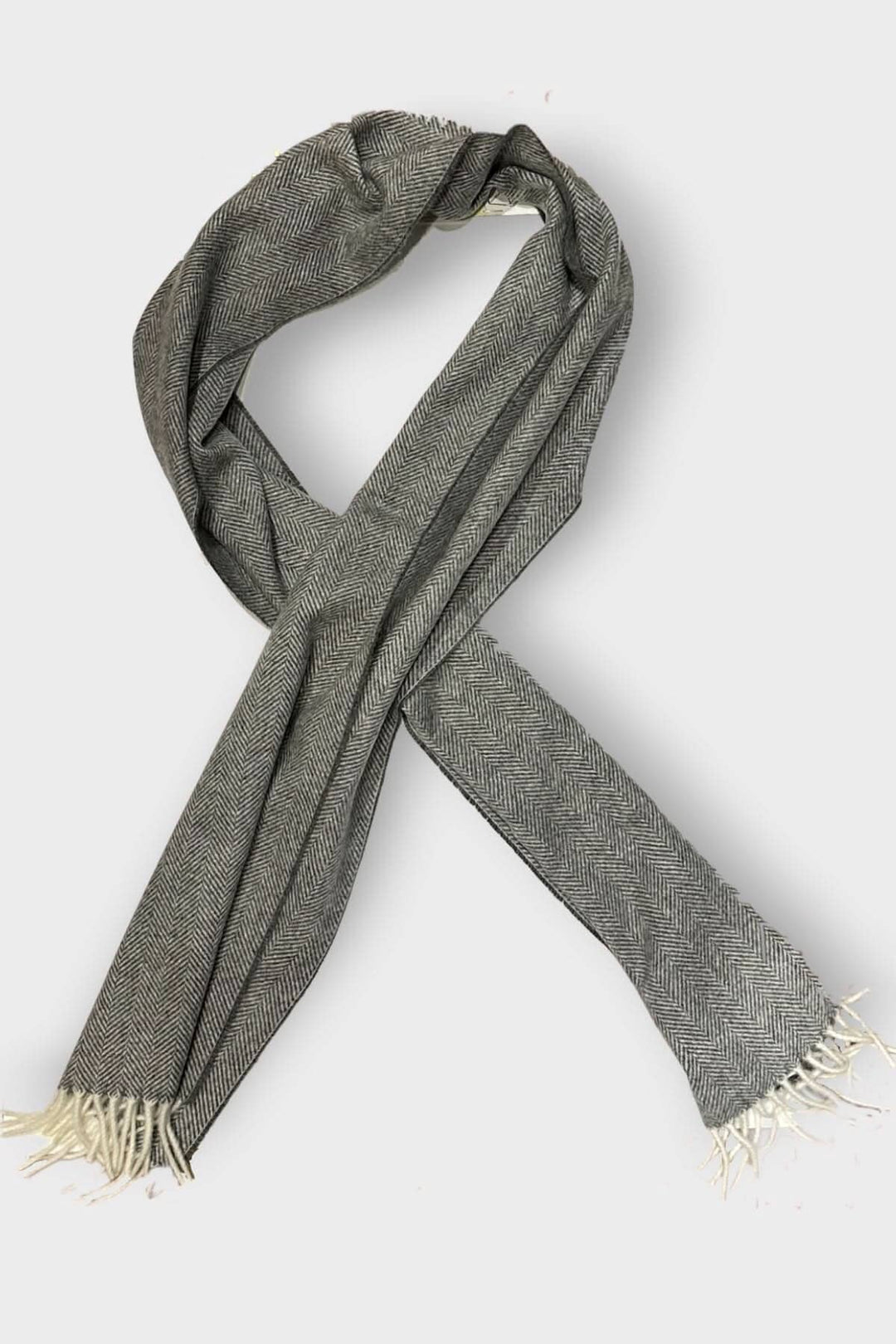 Foulard de cachemire à chevrons gris avec franges blanches, élégant et sophistiqué, idéal pour toute garde-robe.
