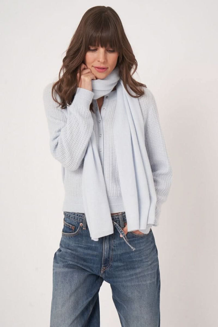 Foulard doux essentiel drapé autour du cou d&
