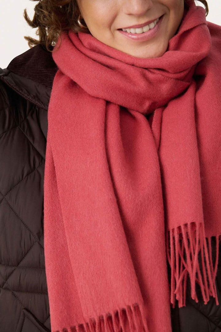 Foulard en laine Kitha rose, parfait pour ajouter chaleur et style aux tenues hivernales.