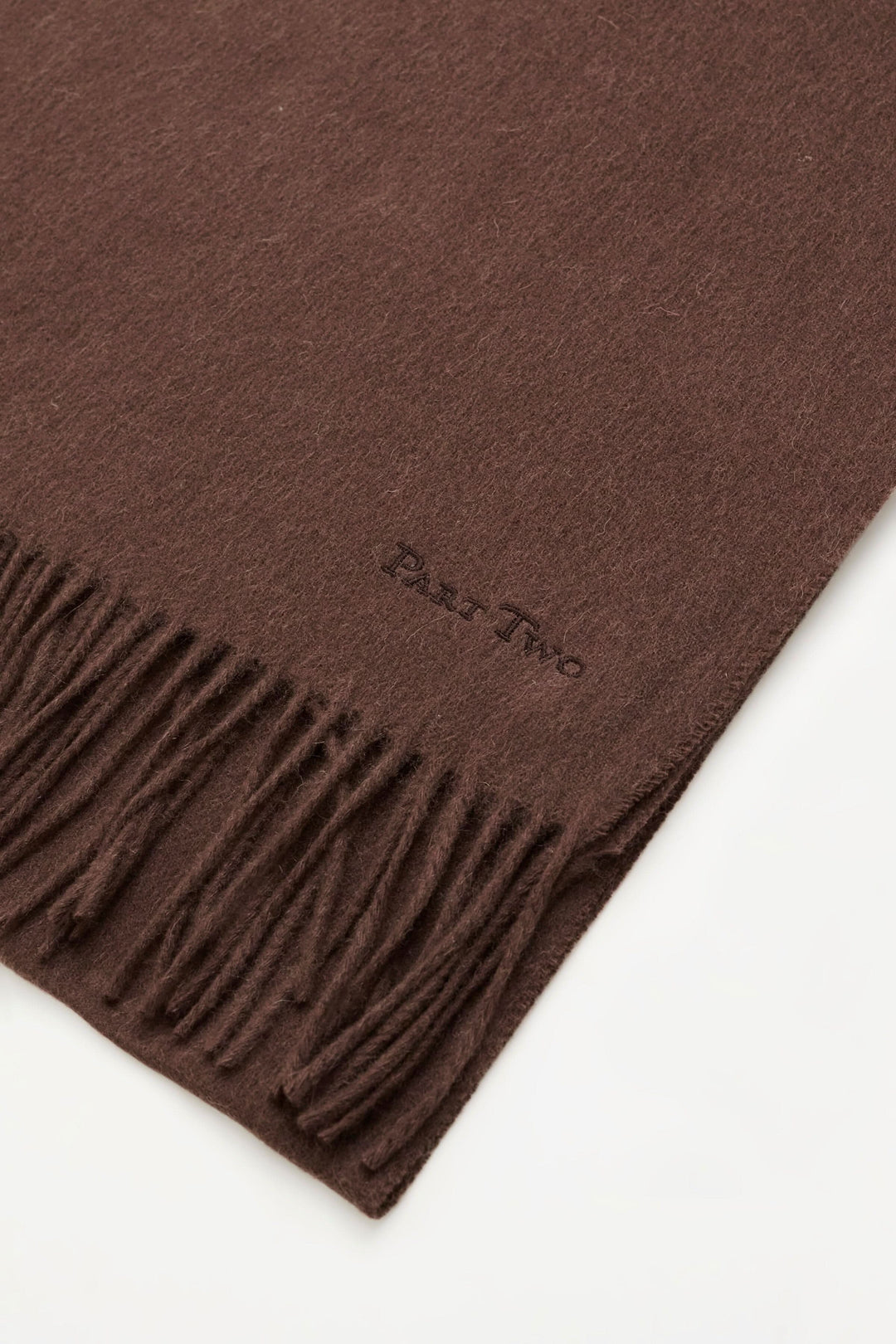 Foulard en laine Kitha couleur marron avec franges, accessoire d'hiver élégant et chaleureux.