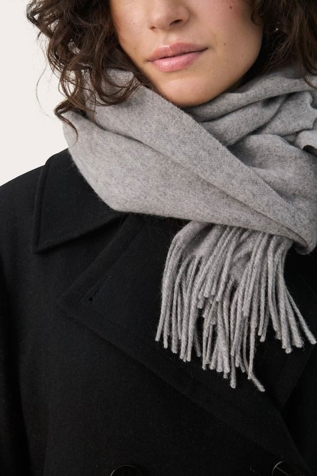 Foulard en laine Kitha gris, accessoire d'hiver élégant, ajoutant chaleur et style à vos tenues.
