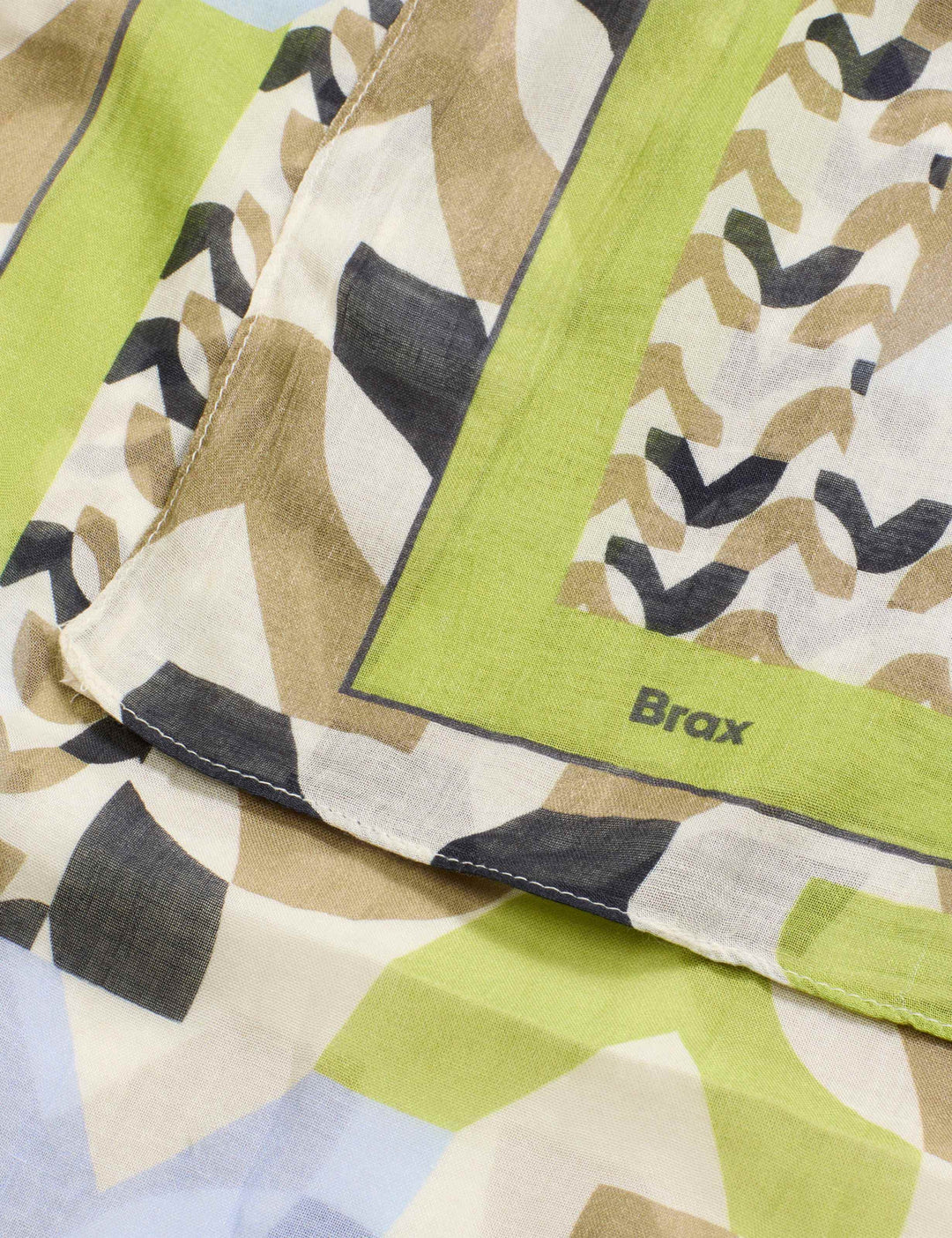 Foulard imprimé graphique JANINE avec motifs géométriques fluides, ajoutant une touche moderne et artistique à toute tenue.