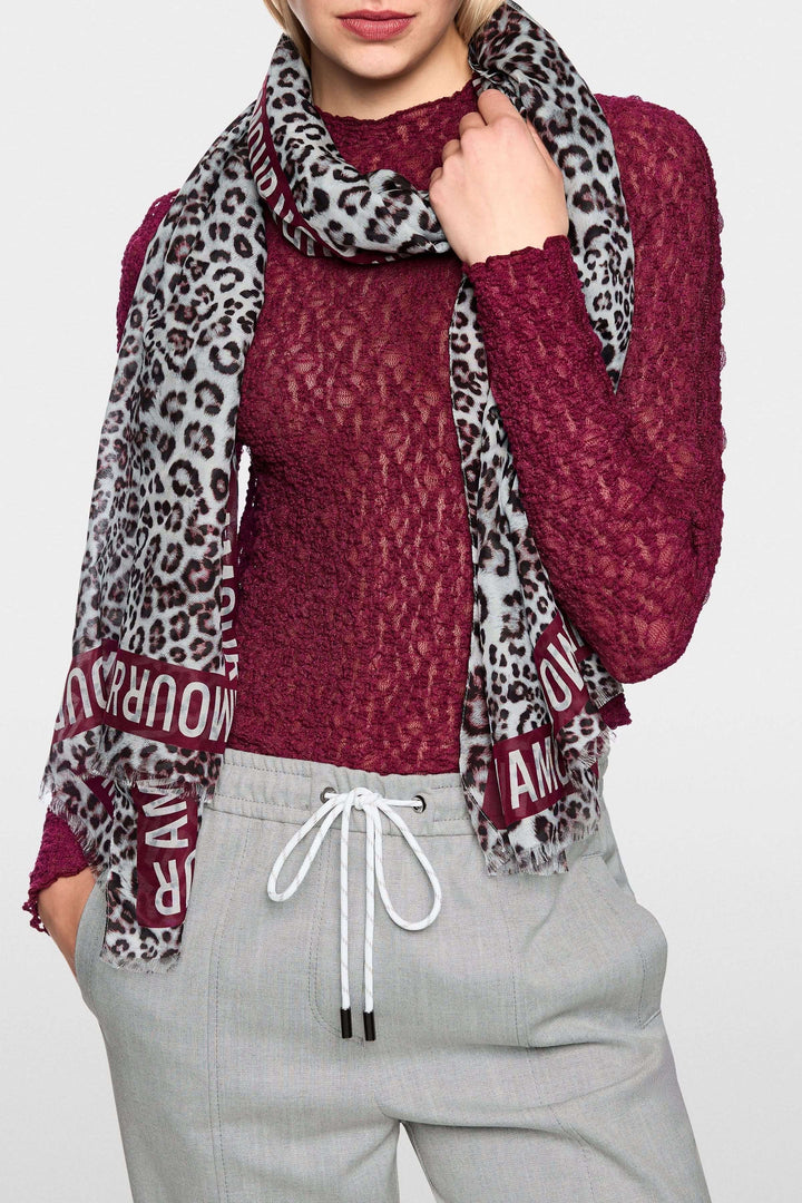 Foulard imprimé léopard avec franges courtes, 200 cm de long, mélange coton et soie, détail l'inscription 'Amour' sur toute la surface.