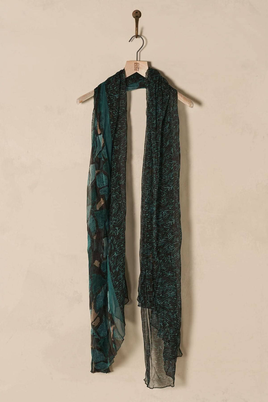 Foulard paréo en soie avec imprimé élégant, parfait pour un look estival chic et polyvalent.