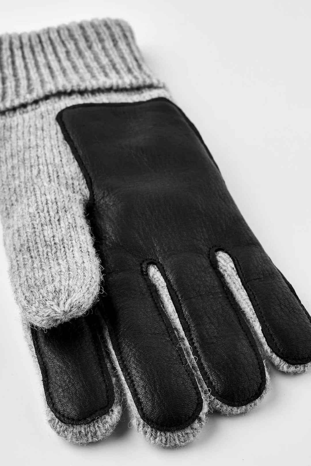 Gant en maille avec paume en cuir, offrant confort et protection pour temps frais, détail des côtes pour un ajustement parfait.