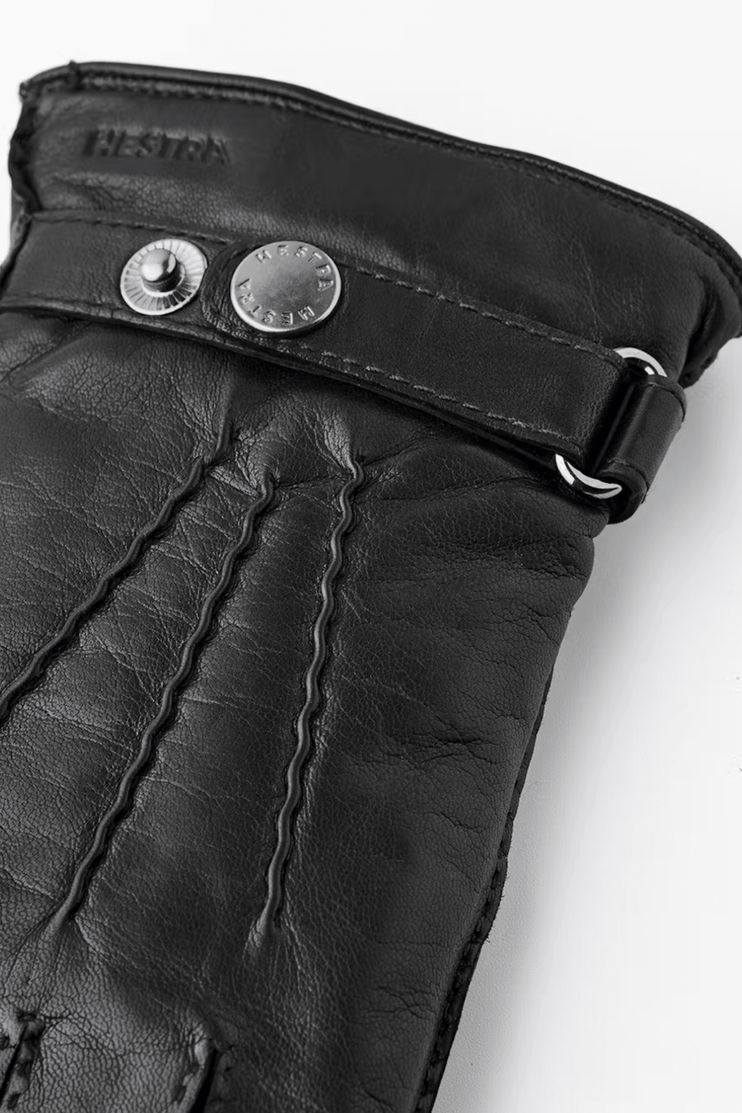 Gants de cuir Jake en nappa d'agneau italien, avec bride et bouton-pression, élégance et confort intemporel.