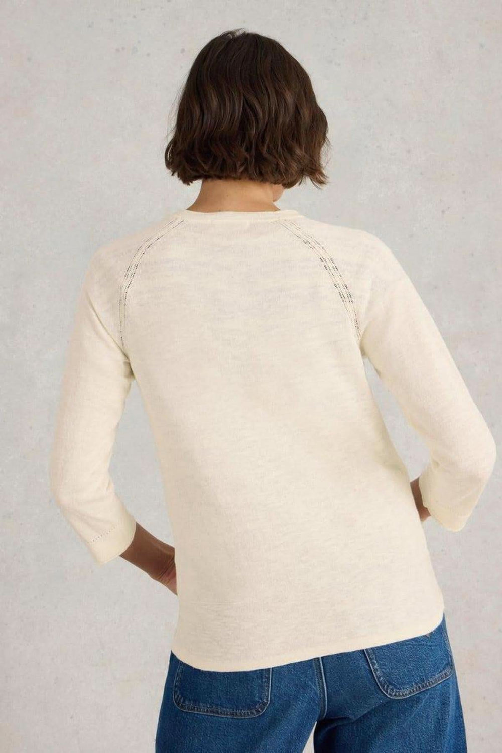 Gilet Col V Naria blanc cassé, manches trois-quarts, encolure en V, vue arrière.