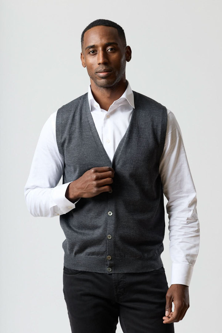 Homme portant un gilet en laine mérinos à col en V, détails élégants et modernes, savoir-faire italien, look raffiné.