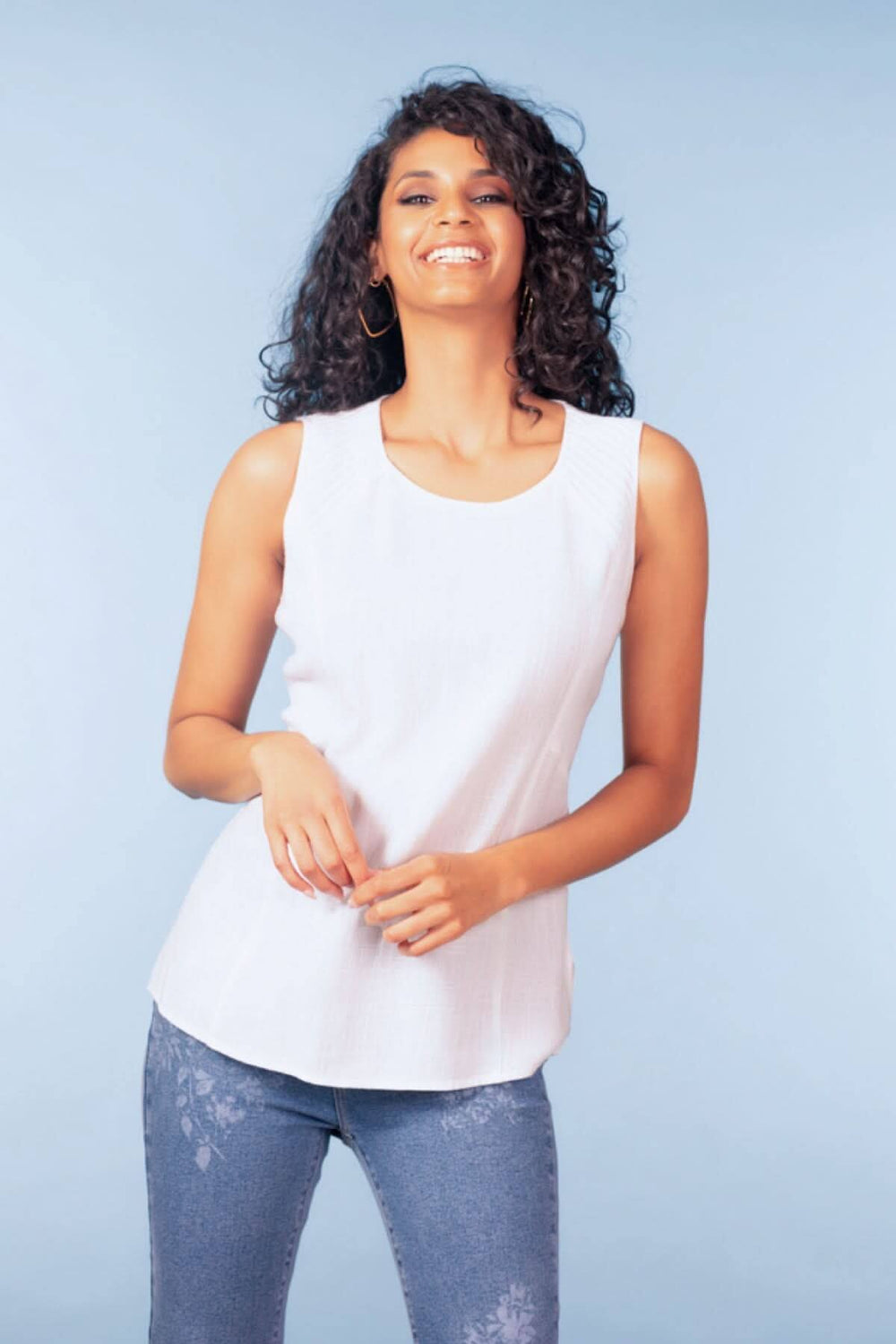 Haut sans manches encolure ronde, élégant et polyvalent, idéal pour une allure soignée et décontractée. Matière légère et confortable.