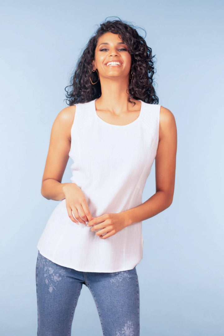 Haut sans manches encolure ronde, élégant et polyvalent, idéal pour une allure soignée et décontractée. Matière légère et confortable.