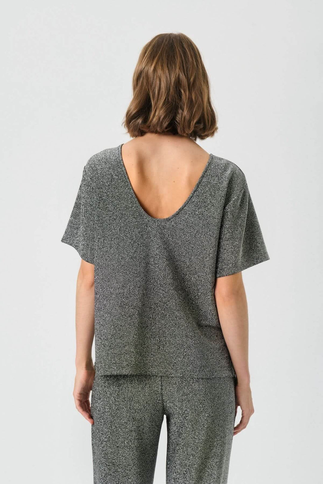 Haut scintillant à dos dégagé Verrona, éclat métallique, manches courtes, décolleté plongeant, vue arrière, mode élégante.
