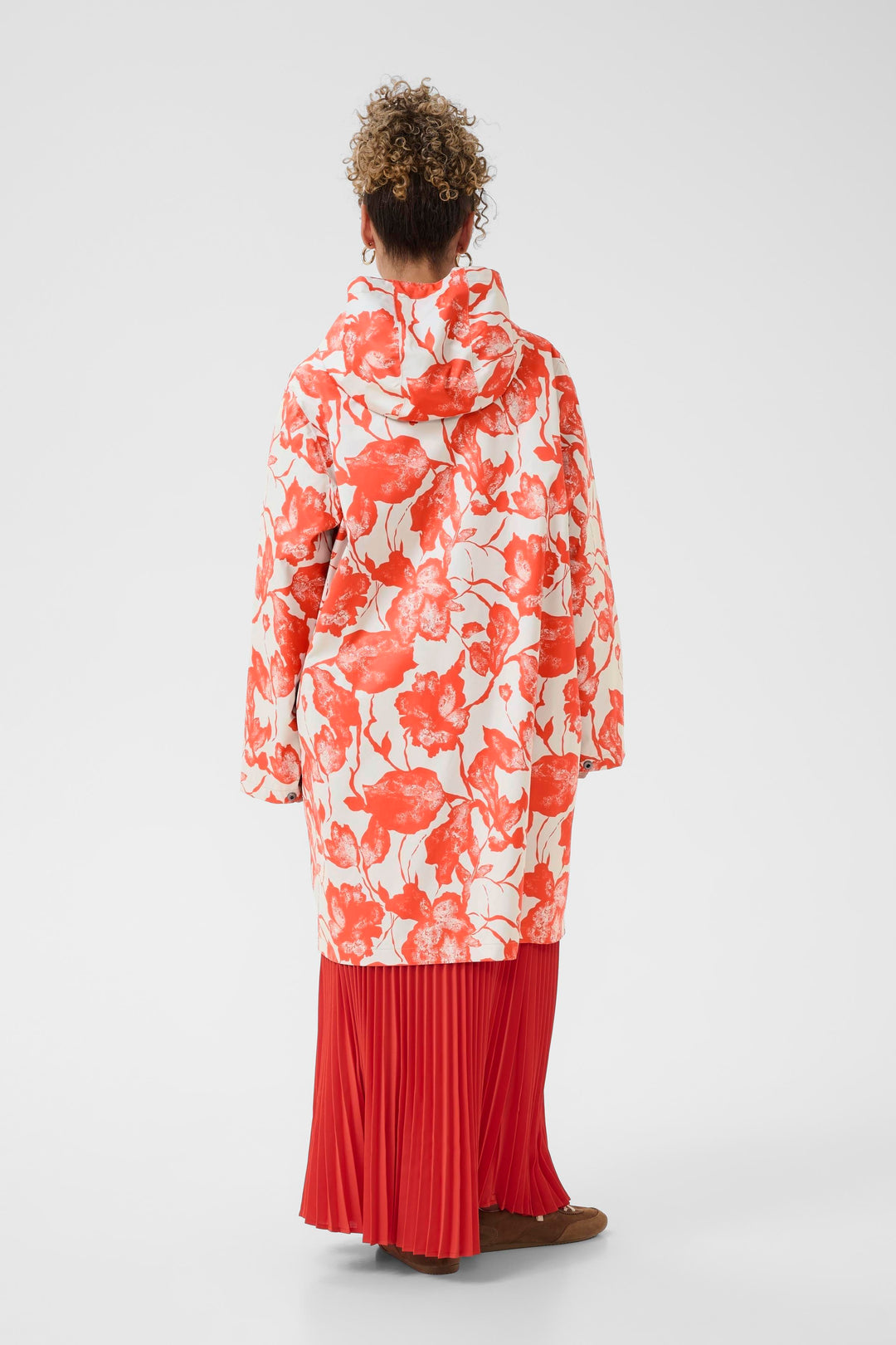 Imperméable Olif à motif floral expressif avec coupe droite, conçu pour des journées pluvieuses, vu de dos.