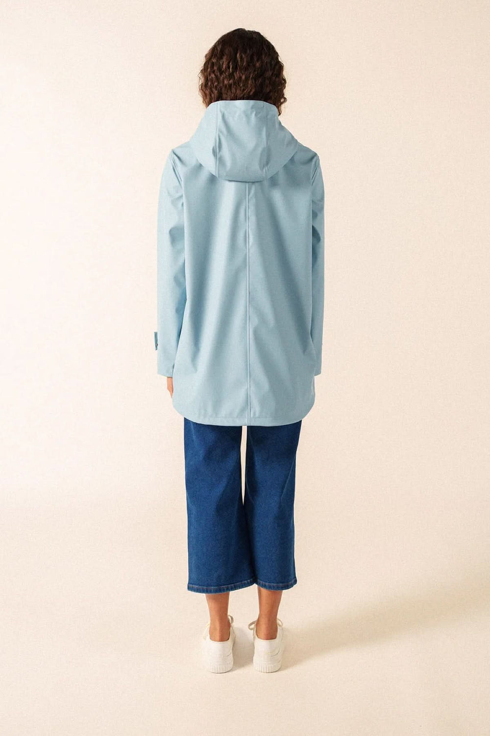 Vue arrière de l'imperméable STE GAIA bleu, parfait pour le printemps, avec coutures soudées et doublure en mesh pour confort et légèreté.