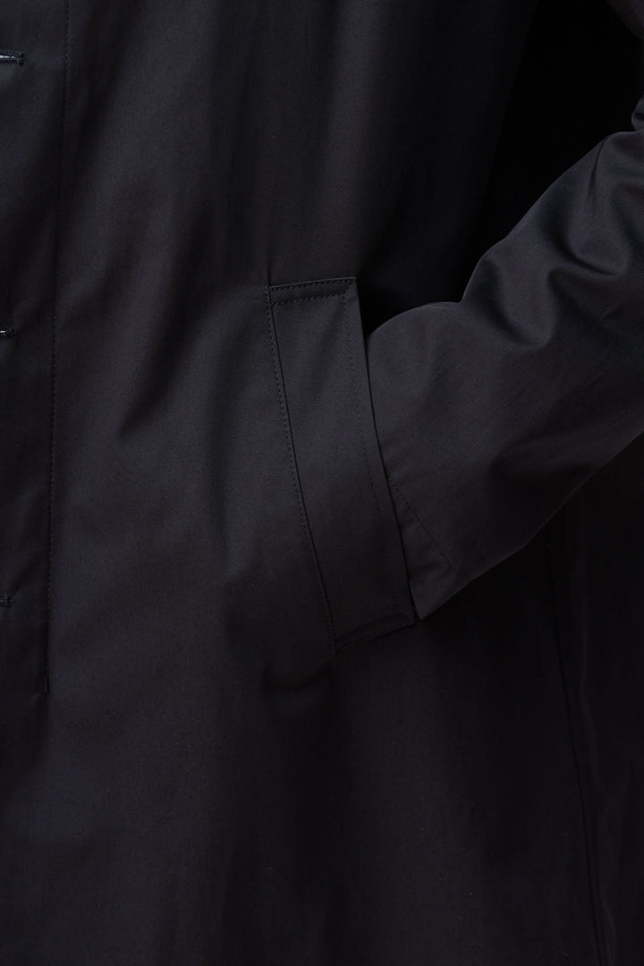 Impermeable en gabardine de coton avec poche, élégant et fonctionnel pour les journées urbaines.