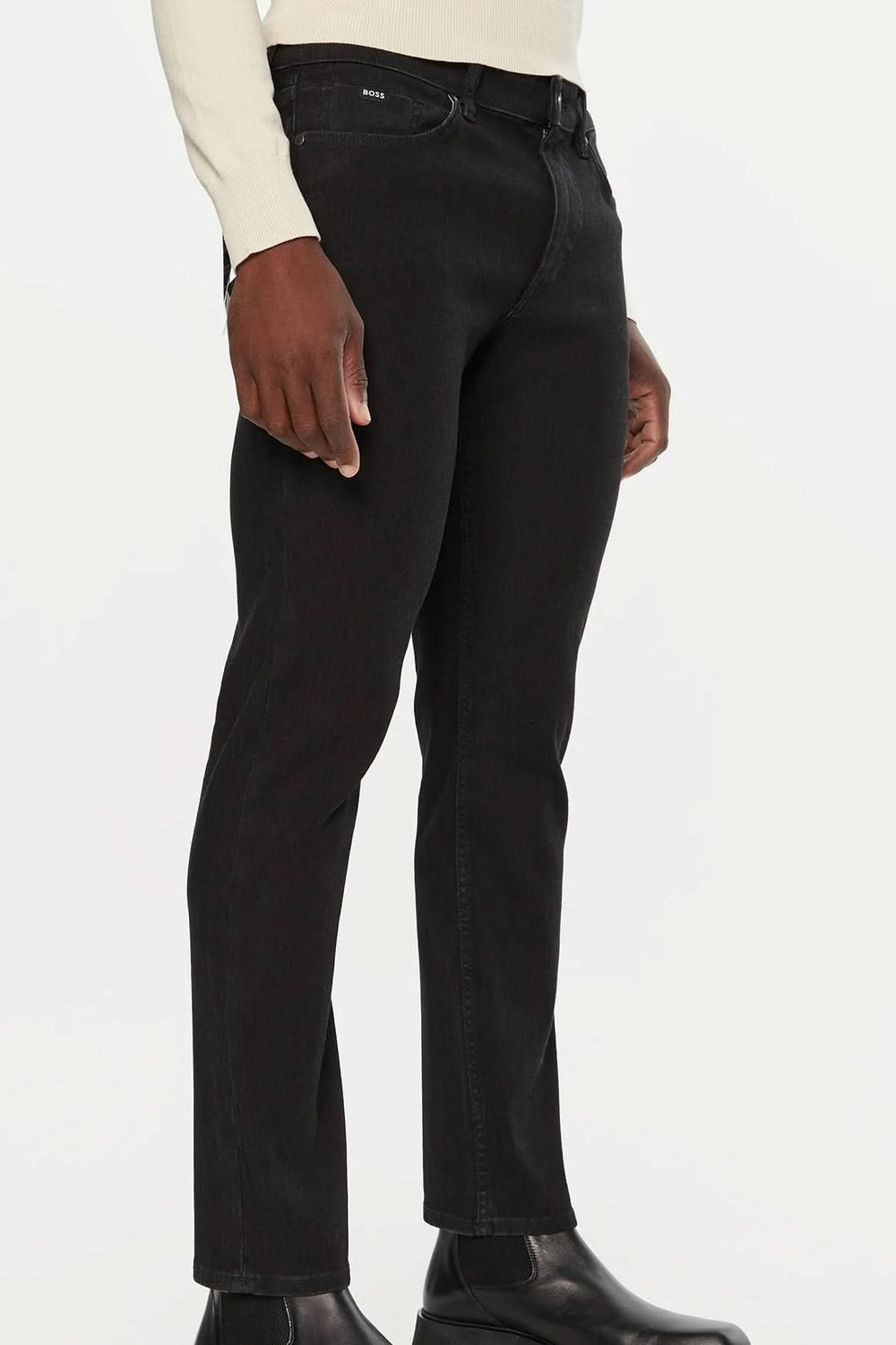 Jean slim fit noir BOSS pour homme, offrant confort et style avec un denim extensible.