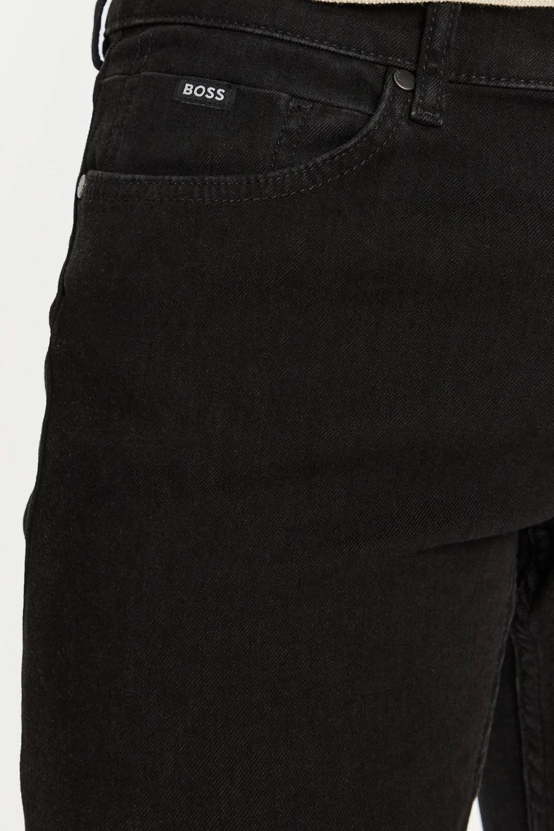 Jean noir BOSS en coupe slim fit, en denim extensible alliant style et confort.
