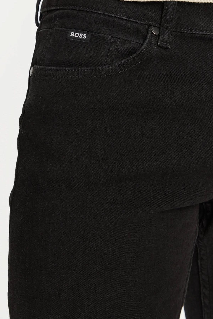 Jean noir BOSS en coupe slim fit, en denim extensible alliant style et confort.